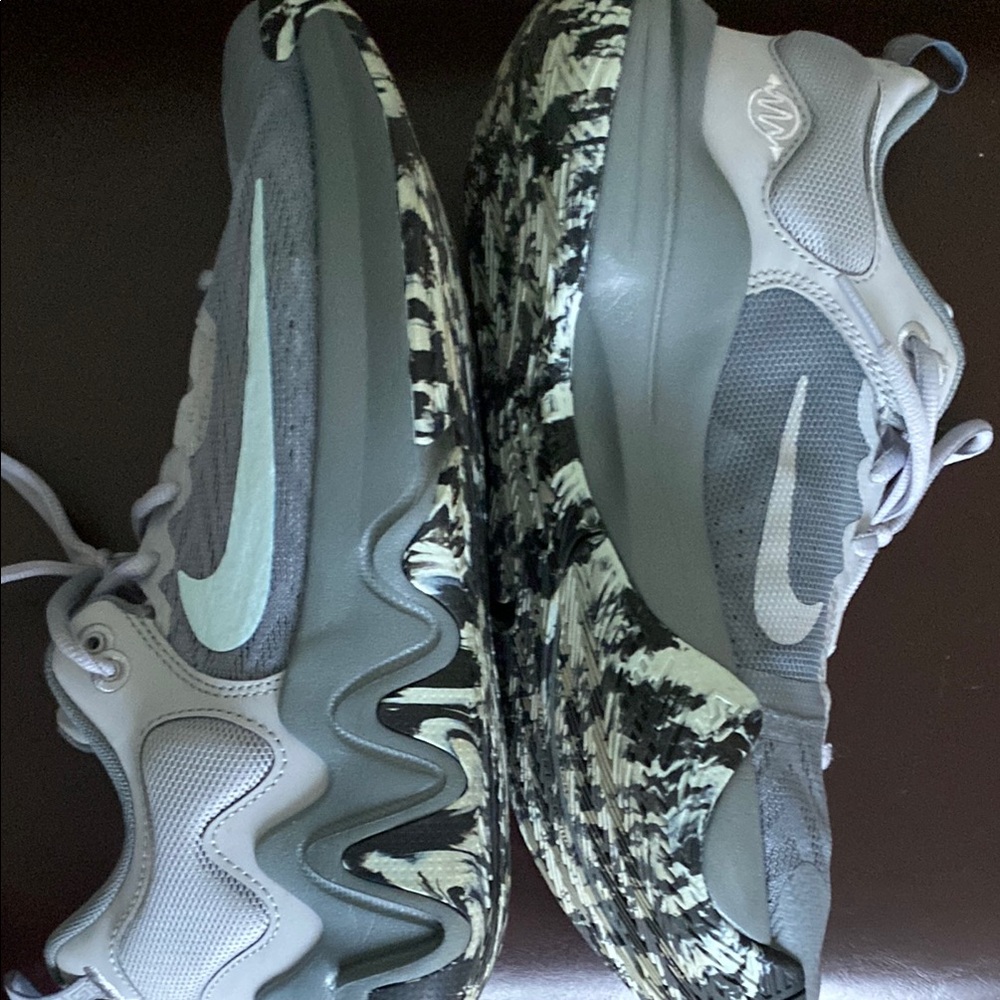 Nike Gray and White BBALL SHOES (unisex 8.5 or women’s 10)